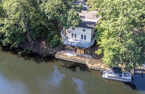 Mid America House | Ultimate Lake House - Dock, Games, Kayaks, Screened Patio - Sleeps 14