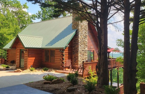 Dahlonega Cabin | Ultimate Mountain retreat, spacious 2 story log cabin, hot tub, firepit