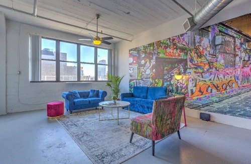 Downtown West Condo | Ultra Chic Loft wlk to CityMu, CnvnCtr & Aquarium
