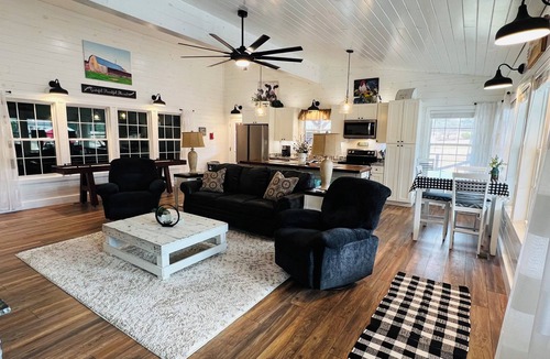 Dandridge House | Unique Couples Getaway/Hot Tub/Mountain View/Fire Pit/Chapel/Wedding or Renewal