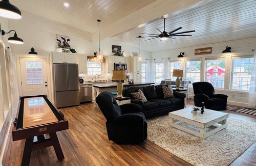 Dandridge House | Unique Couples Getaway/Hot Tub/Mountain View/Fire Pit/Chapel/Wedding or Renewal