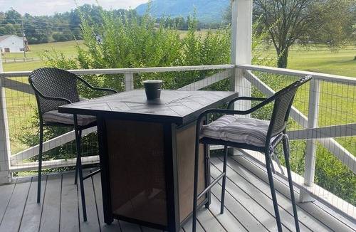Dandridge House | Unique Couples Getaway/Hot Tub/Mountain View/Fire Pit/Chapel/Wedding or Renewal