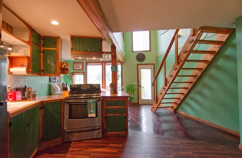 Wildwood House | Unique Outdoorman's Dream! 25 Minutes to Chattanooga! Full Kitchen! Unique Stay