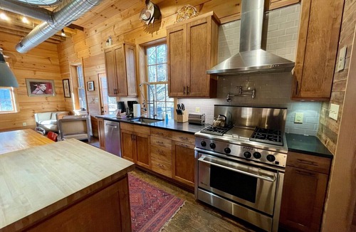 Lansing Cabin | Unique Restored Historic Mill-Creekside,WIFI,Smart TV's,fire pit,fishing