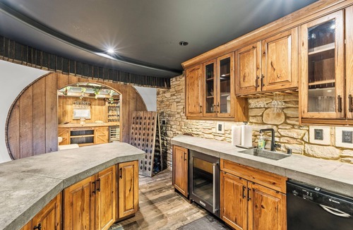 Keene House | Unrivaled Elegance in Bourbon & Horse Country, 9BR 7BA, Heated Pool & Spa