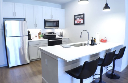 Rogers Apartment | Unwind in Comfort –w/Cozy Sectional, Gym & Pool, No Cleaning fee