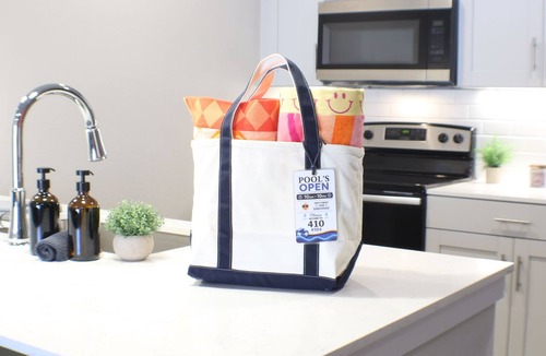 Rogers Apartment | Unwind in Comfort –w/Cozy Sectional, Gym & Pool, No Cleaning fee
