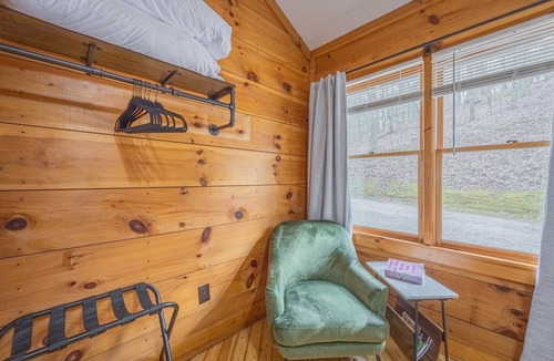 Dahlonega Cabin | Up Country - Creekside - Hot Tub - Close to Wineries & Town