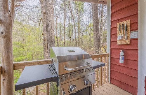 Dahlonega Cabin | Up Country - Creekside - Hot Tub - Close to Wineries & Town