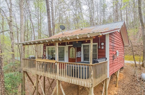 Dahlonega Cabin | Up Country - Creekside - Hot Tub - Close to Wineries & Town