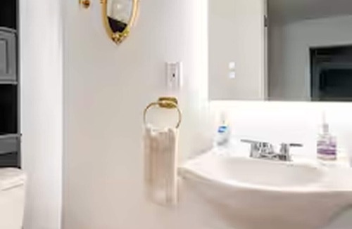 Southeast Apartment | Updated Apt with Private Entry and FREE Parking