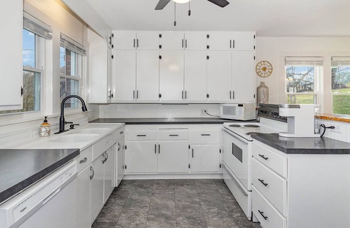Dickson House | Updated Modern Farmhouse Near Downtown Dickson!