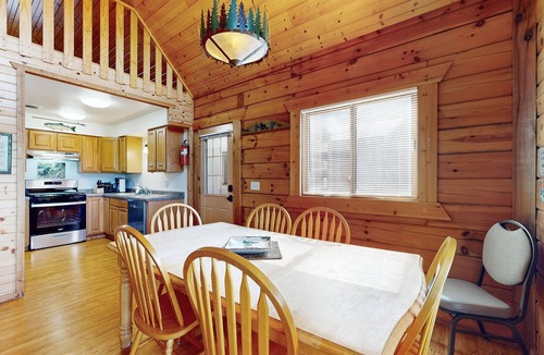 Warrens House | Upper-Level duplex, adventure retreat with fire pit, AC, patio & WIFI
