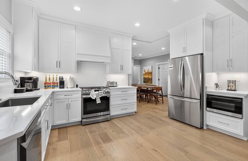 Hollywood - Mt. Vernon House | Upscale 6 Bedroom Home Near Stadium and Restaurants