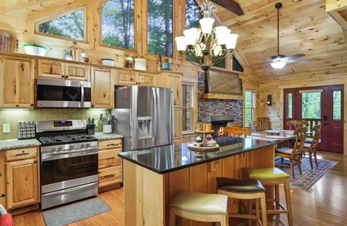 Morganton Cabin | Upscale Cabin! Hot Tub & Arcade!