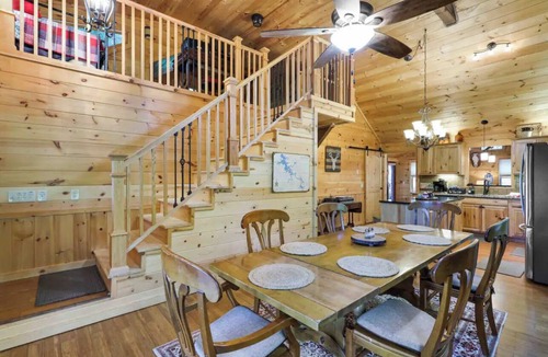 Morganton Cabin | Upscale Cabin! Hot Tub & Arcade!