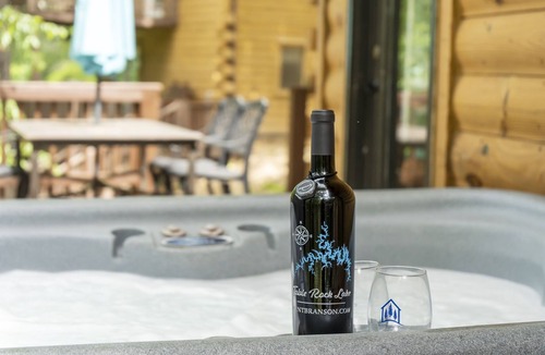 Branson Cedars Cabin | Upscale Cabin Retreat-Hot Tub-Free Tix-Dual Masters-Fireplace & Fire Pit-Near Big Cedar-Car Charger