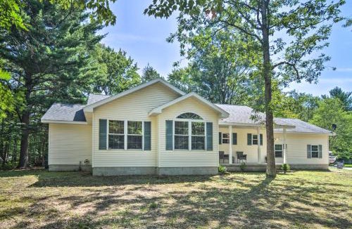 Higgins Lake House | Upscale Family Cottage < 1 Mi to Higgins Lake
