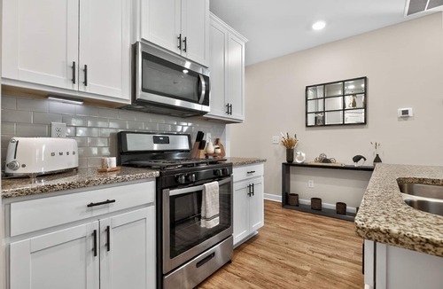 Berea House | Upscale Greenville Getaway. 10 Mins 2 Falls Park