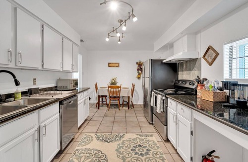 Central Carrollton Association House | Uptown Charming Cozy 3bd entire home, Streetcar Steps Away