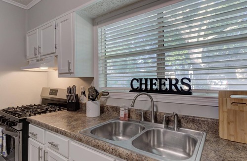 Uptown House | Uptown Chic- 2bd/1.5ba by St Jude/Medical District/Downtown