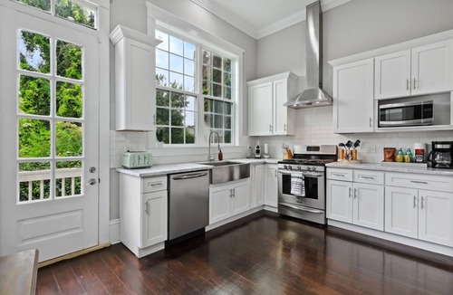 East Riverside House | Uptown Designer Home l 3 bedroom l 3 blocks to Magazine St