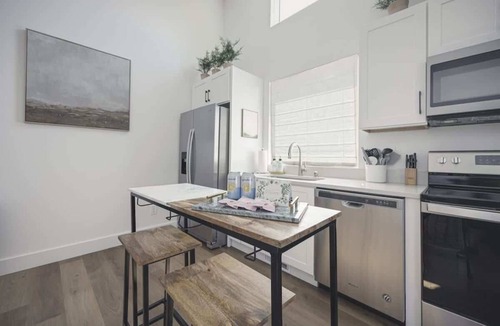 Katie Hill Neighborhood House | Urban-chic Nashville Retreat- Minutes to Broadway!