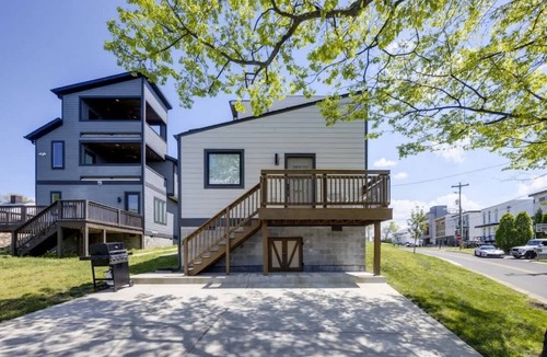 Katie Hill Neighborhood House | Urban-chic Nashville Retreat- Minutes to Broadway!