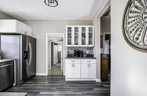 Bristol House | Urban Elegance: Discover Your Perfect Retreat in Vibrant Downtown Bristol!