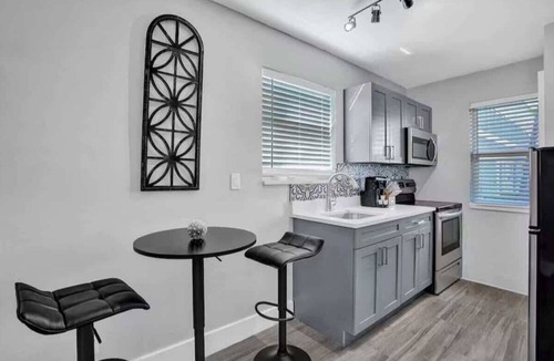 Poinciana Park Apartment | Urban Escape 1BR Retreat Near Las Olas