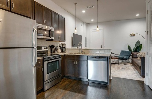 West End Apartment | Urban King Loft - Cali King - 8 Min to Broadway!