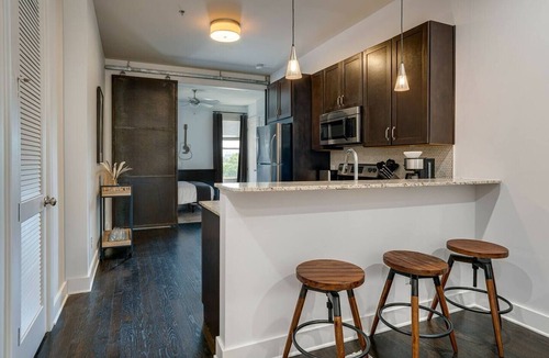 West End Apartment | Urban King Loft - Cali King - 8 Min to Broadway!