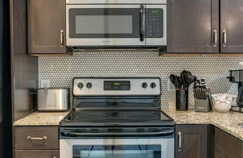 West End Apartment | Urban King Loft - Cali King - 8 Min to Broadway!