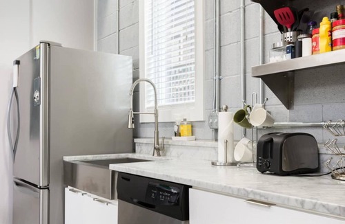 Chestnut Hill House | Urban Oasis| Private Rooftop| Close to Everything| Free Parking