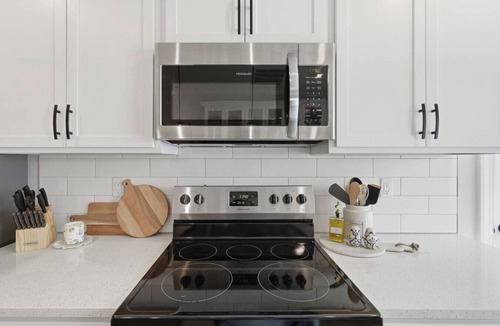 Downtown Chattanooga Villa | Urban Southern Getaway|Game Room & Golf Range Net