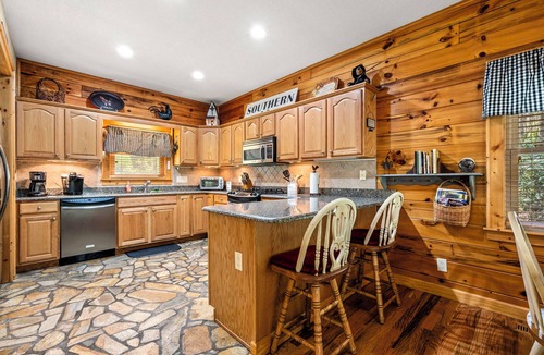 Maggie Valley Cabin | Valley Creek Retreat/Fireplace/Hot Tub/Creekside/Fire Pit/Arcade- Sleeps 8
