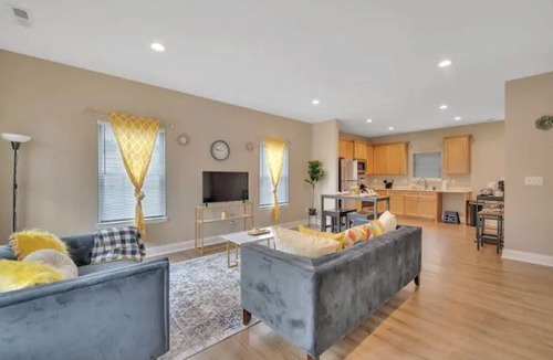 Gastonia House | VELVET CHIC 2 bed/1 bath - Near FUSE and Downtown