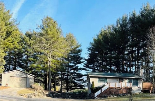 Howell House | Very private cozy 2-bedroom house in Howell with AC and hot tub
