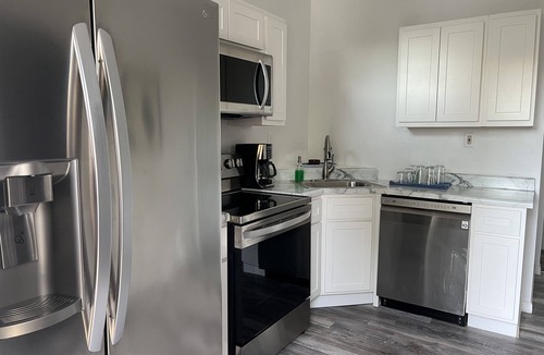 Southwest Garden House | Vibrant 2 bedroom Home by the Hill