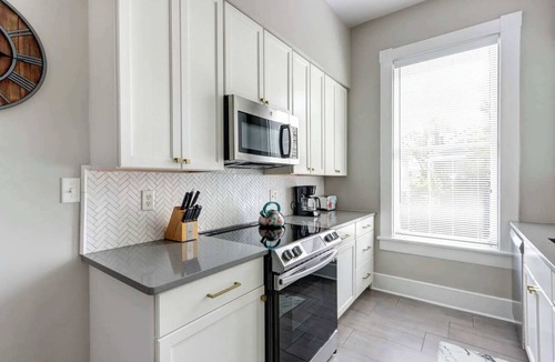 Dixon Park Apartment | Victorian Upstairs Retreat | Near Forsyth Park