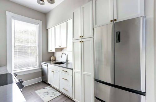 Dixon Park Apartment | Victorian Upstairs Retreat | Near Forsyth Park
