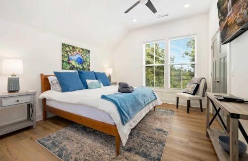 Fayetteville House | Victory Hill-Half Mi to Campus & Downtown