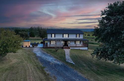 Toms Brook House | Views, Sauna, Theatre, Game Room, Gym, EV Charger