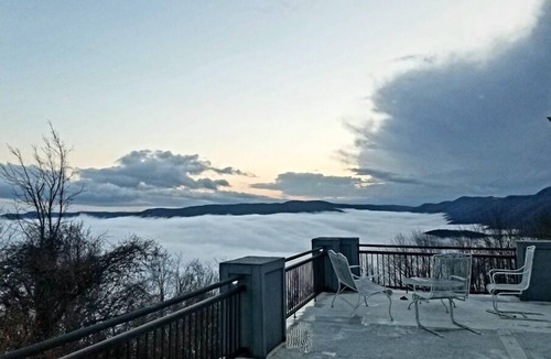 Woolwine House | Views, Vibes & Starry Skies! Dog Friendly Mountaintop on the Parkway