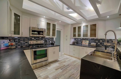 Pelican House | Villa Camelot