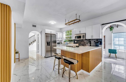 Northeast Miami Villa | Villa Escape-Beach-BKT Court-Miami Heated Pool