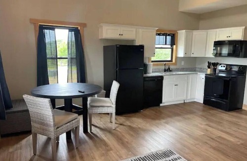 Harrodsburg Villa | Villa On the Bourbon Trail with HOT TUB-1