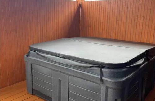 Harrodsburg Villa | Villa On the Bourbon Trail with HOT TUB-1