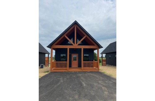 Harrodsburg Villa | Villa On the Bourbon Trail with HOT TUB-1