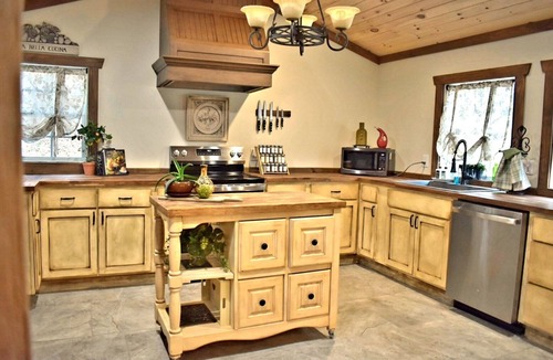 Dahlonega House | Villa Serena Tuscan Theme home with a HIDDEN lounge, fire pit, lawn games, creek